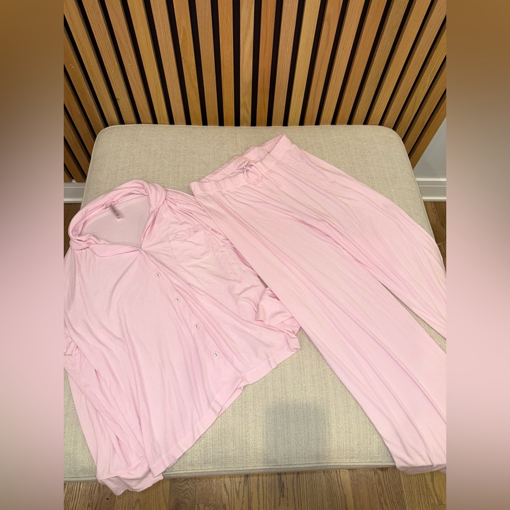 SKIMS Soft Lounge Rib Sleep Set | Cherry Blossom | Large - Picture 3 of 6